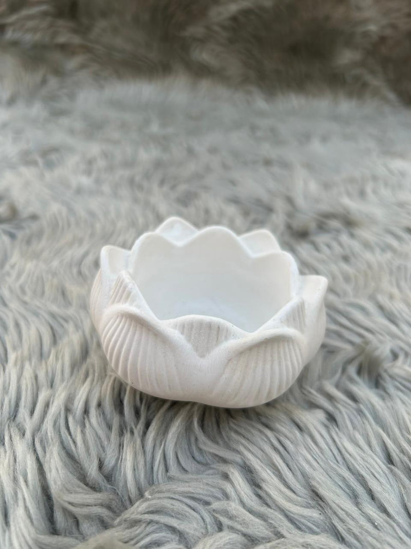 Handmade Jesmonite Lotus Bowl – Luxury Decorative Dish for Jewelry, Candles, & Aesthetic Home Decor