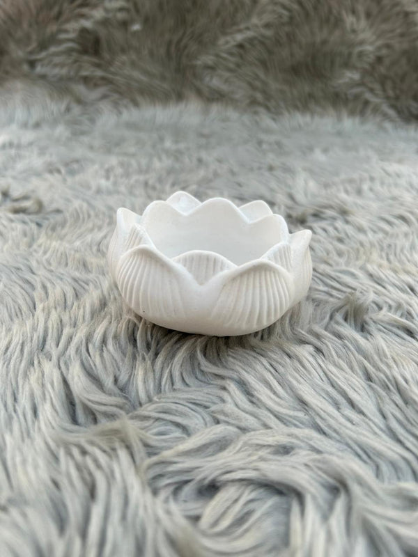 Handmade Jesmonite Lotus Bowl – Luxury Decorative Dish for Jewelry, Candles, & Aesthetic Home Decor